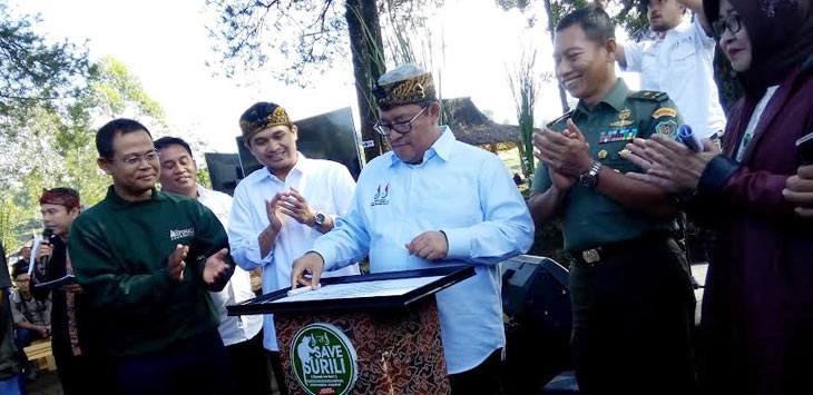 Ahmad Heryawan sebagai Ketua Umum PB PON saat memimpin pelepasan sepasang maskot PON XIX dipimpin di Cagar Alam Patenggang, Kabupaten Bandung, Rabu (7/9/2016)