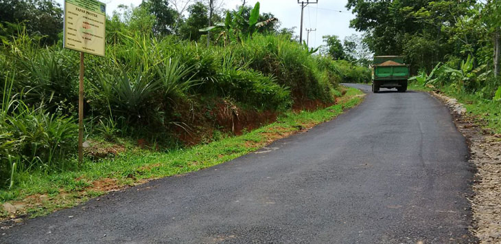 Proyek pengaspalan jalan desa Blok Pasir Bilik di Desa Tenjolaya diduga dikerjakan asal-asalan.