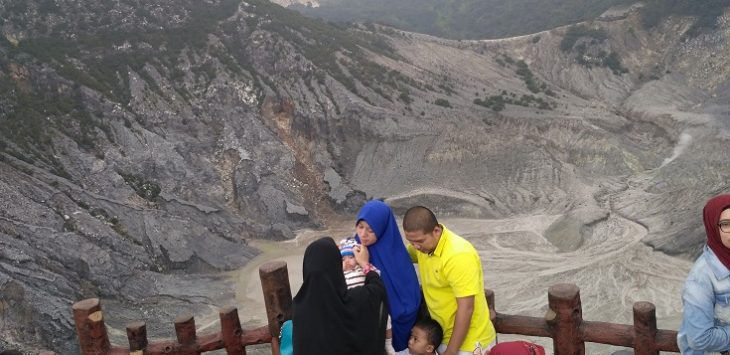 wisatwan lokal mengjunjungi TWA Tangkubanparahu.