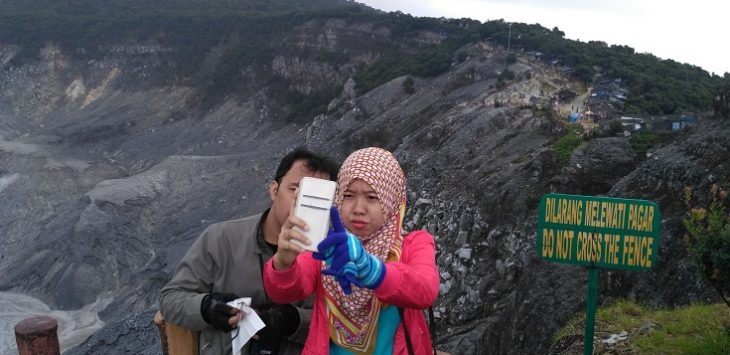 pengunjung sefle di TWA Tangkubanparahu. (habibie)