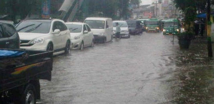 Banjir yang merendam kawasan Jalan Amir Machmud Kota Cimahi. (ilustrasi)