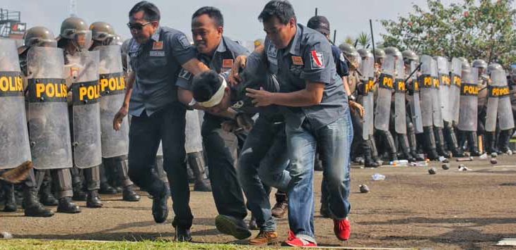 Adegan bentrokan antara massa dan polisi dalam simulasi sistem pengamanan Pilkada, di lapangan Brigif Kota Cimahi, Jl. Teruasan Sudirman, (26/10/2016).