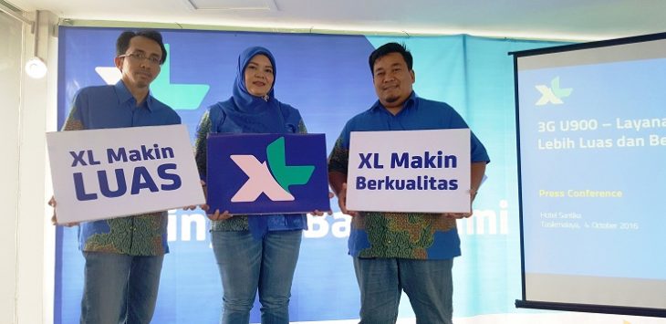 Ki – Ka : Manager Service Operation Management XL Central Region Dwi Handoko, Vice President  XL Central Region Rd. Sofia Purbayanti dan GM Sales XL West Java Tommy C. Dirgantara saat media update XL Peningkatan Jaringan Baru XL yang dilaksanakan di Santika Hotel Tasikmalaya .