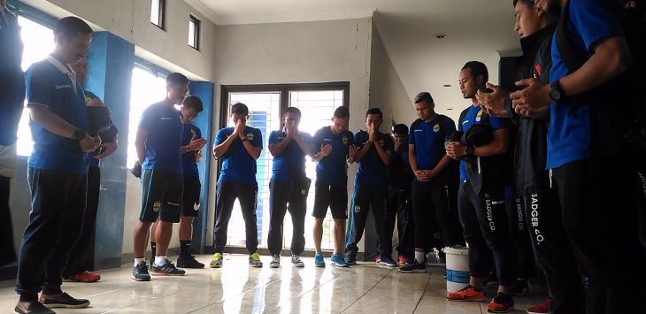 Perssiapan keberangkatan tim Persib. (ferry0