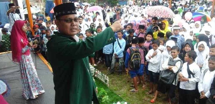 Ketua Penyelenggara Kirab Santri Kabupaten Bandung H. Yana Suryana,S.Pd.I saat menghadiri HSN ke-2 Tahun 2016 di Lapangan Bahuan RW 10 Desa Bojongmalaka Kecamatan Baleendah Kabupaten Bandung, kemarin (23/10/2016).