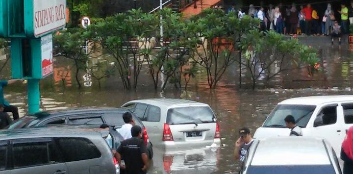 banjir parah di kawasan Pasteur Kota Bandung.