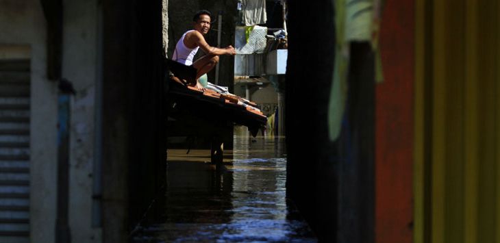 Intensitas hujan makin tinggi, permukaan air Sungai Citarum kembali naik. Sebagian warga ada yang pulang dari pengungsian untuk sekadar memantau rumahnya.