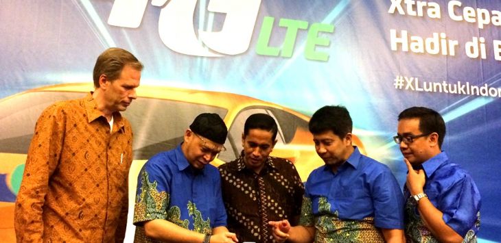 VP XL Region Jabodetabek, Bambang Parikesit (kedua kanan) memperlihatkan langsung kecepatan dan kestabilan jaringan XL 4G LTE di wilayah Banten kepada KaBid Kominfo Propinsi Banten, Dwi Yudo S.IKom (Tengah) disaksikan oleh VP LTE XL, Rahmadi Mulyohartono dan VP Ericsson Indonesia for XL Axiata Account, Stephan Stureborg pada acara peluncuran XL 4G LTE Banten di Serang siang tadi