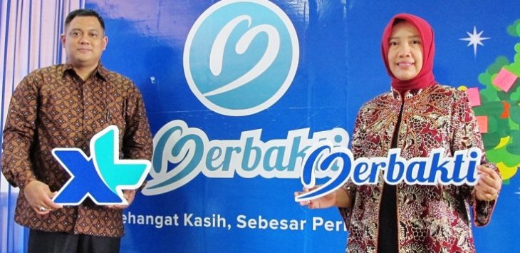 :Istri Walikota Pekalongan Hajjah Achmad Alf Arslan Djunaid, dan Vice President XL Digital Services Sales & Marketing, Wendhyharto Kusumaatmadja saat peluncuran Aplikasi Berbakti di Pekalongan (12/10)