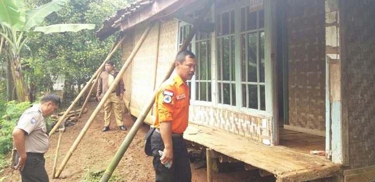 DITAHAN: Rumah Warsih (41) yang berlokasi di Kampung Cijeruk RT 01/15 Desa Tagog Apu, Kecamatan Padalarang, Kabupaten Bandung Barat, terpaksa harus ditahan menggunakan empat tiang penyangga dari bambu setelah nyaris ambruk dihantam tanah longsoran.