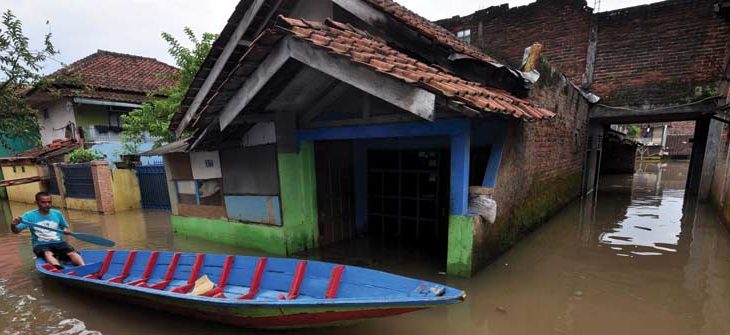 BANJIR: Warga mengayuh perahu saat menerobos banjir di Kampung Cienteung, Kecamatan Baleendah, Kabupaten Bandung, Senin (3/10). Tingginya intensitas hujan yang mengguyur kawasan tersebut mengakibatkan Sungai Citarum meluap hingga mengakibatkan banjir dengan ketinggian mencapai 1 hingga 1,5 Meter.