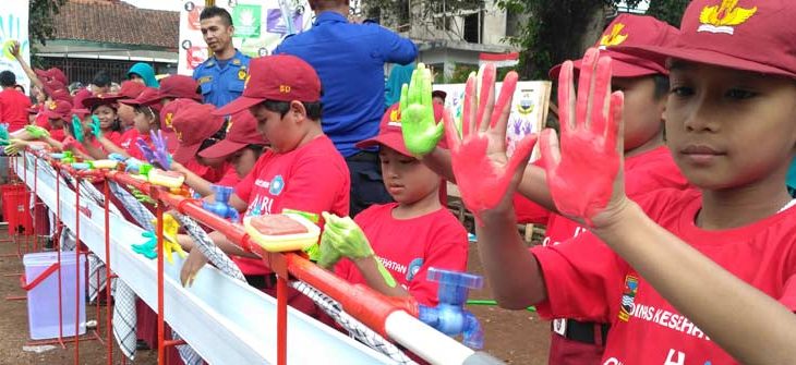 
KAMPANYE: Puluhan anak Sekolah Dasar (SD) merayakan Hari cuci tangan pakai sabun (CTPS) se dunia yang jatuh pada 15 Oktober 2016 di Alun-alun Lembang, Kabupaten Bandung Barat.

