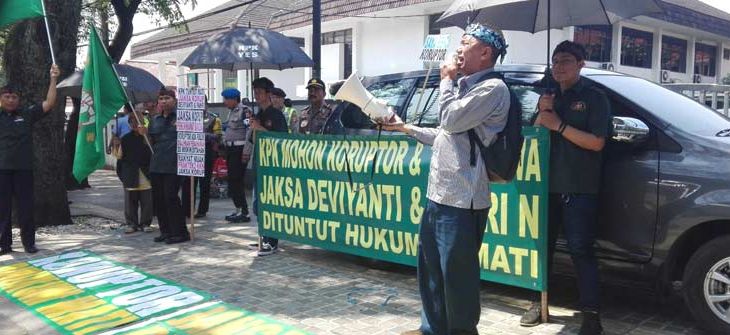 DEMO: Gerakan Ganyang Mafia Hukum mengadakan aksi menuntut hukuman mati untuk terpidana korupsi tersangka jaksa Deviyanti dan Fahri N.
