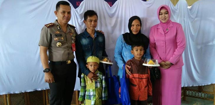  Ketua Bhayangkari kabupaten Bandung, Vera Nazly Harahap (paling kanan) didampingi suami yang juga Kapolres Bandung, AKBP M. Nazly Harahap S.ik foto bersama ortu dan anak peserta khitanan massal.