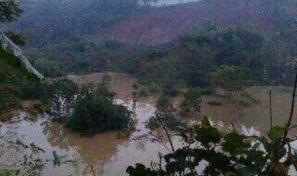 longsor tutupi badan sungai berpotensi banjir.