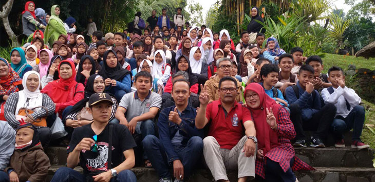 Kepala Sekolah Ibtidaiyyah, Drs Usman Kasman, didampingi Kepala Sekolah Tsanawiyah, Wawan Darmawan S.Ag, bersama tenaga pendidik, wali santri dan para santri  foto bersama disela tadabur alam di AWC, Minggu (2/10/2016)