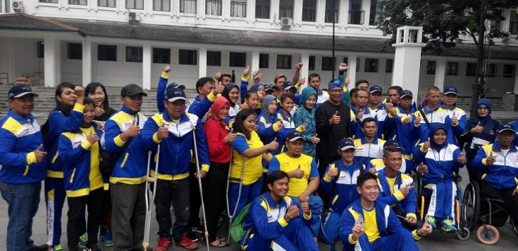 Ridwan Kamil tengah foto bersama dengan para atlet NPCI Kota Bandung dan oficial. (asep rahmat)

