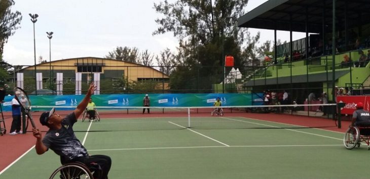 Salah seorang atlet Jabar sedang melakukan service di atas kursi roda Peparnas XV di venue tenis outdor Siliwangi, Jalan Aceh Kota Bandung.. (asep rahmat)

