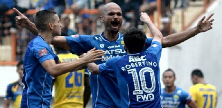 Sergio van Dijk selebrasi usai menyamakan kedudukan Persib vs Persiba  di stadion Wibawa Mukti, Bekasi, sabtu (1/10).