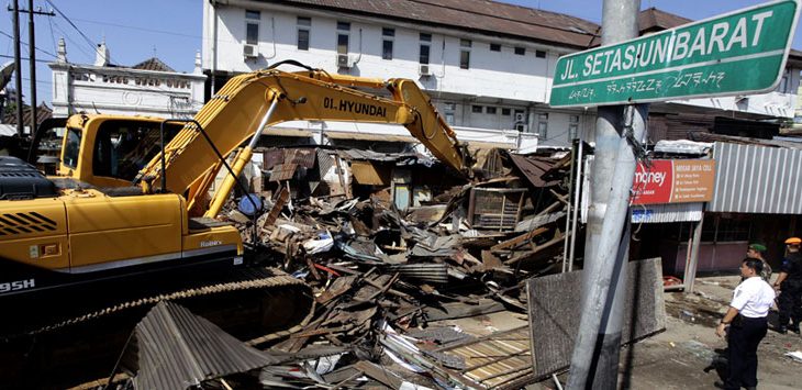 Alat berat digunakan untuk menghancurkan sejumlah bangunan di kawasan jalan Stasiun Barat, Kota Bandung. Sekitar 62 bangunan dihancurkan dikawasan tersebut.