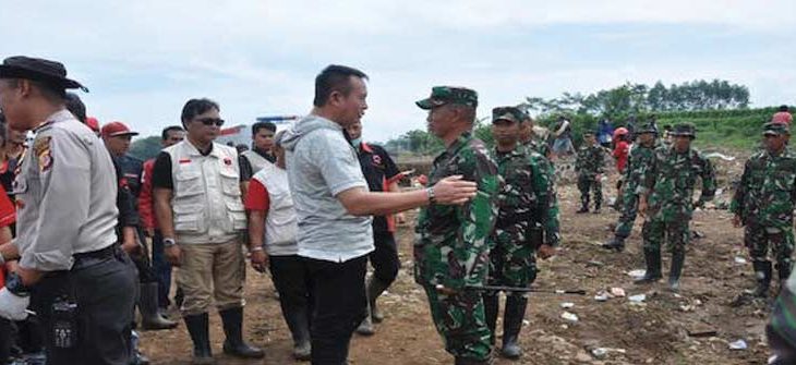 BERBICARA: Wakil Ketua Komisi I DPR RI TB Hasanuddin sedang berbicara dengan salah seorang prajurit TNI di Garut, Jawa Barat.