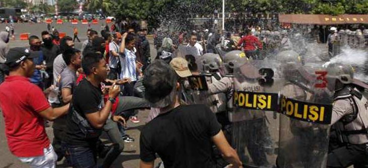 SIMULASI: Ratusan petugas kepolisian melakukan simulasi penanganan bentrokan dengan masyarakat pendukung salah satu calon di Pilkada. 
