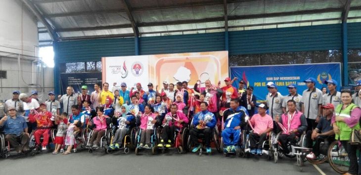 Para juara tenis lapangan kursi roda tengah foto bersama usai pertandingan terakhir Peparnas XV di Lapangan Tenis Indoor Siliwangi. (asep rahmat)

