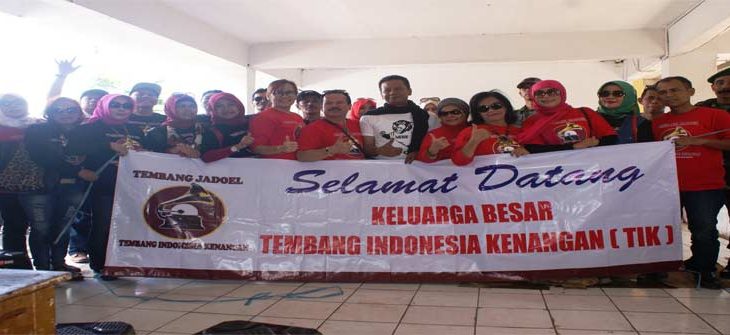 FOTO BERSAMA : Komunitas Tembang Indonesia Kenangan berfoto bersama Camat Cilawu, Ahmad Mawardi seusai penyerahan bantuan korban banjir Bandang Garut, Sabtu, (15/10/)