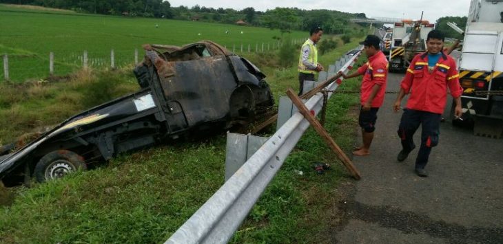 bangkai pick up grandmax yang terperosok di Tol Cipali.  (anwar)