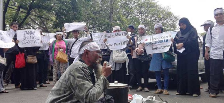 DEMO: Warga Kebon Jeruk menghadiri sidang kedua dalam kasus penggusuran tanah di Jalan Stasiun Barat. Warga masih menuntut dua pihak tergugat bertanggungjawab atas kehidupan warga setelah penggusuran
