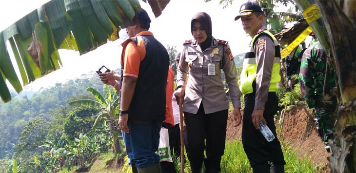 Waka Polres Bandung Kompol Tri Suryanti, SIK, M.Si, bersama jajaran Muspida Kab Bandung memantau lokasi longsor di Gunung Cibentang.