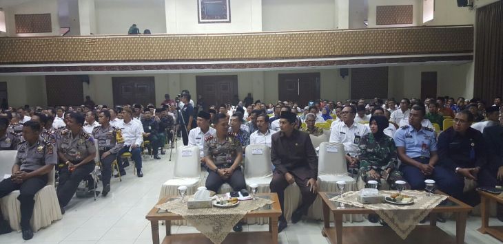  Kapolres Bandung AKBP M. Nazly Harahap, SIK, berbincang dengan Wabup Bandung, Gun Gun Gunawan di Gedung Moch Toha Pemda Kabupaten Bandung, Rabu (23/11).