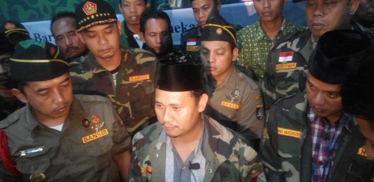 Sekretaris PW GP Ansor Jawa Barat, Johan Jauhari Anwari didampingi Komandan Satkorwil Banser Jawa Barat, Yudi Nurcahyadi saat diwawancara awak media terkait isu demo susulan 2 Desember 2016.. (asep rahmat)
