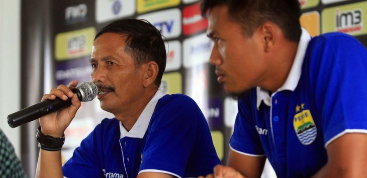 Pelatih Persib Djanjang Nurjaman (kiri) dan Tony Sucipto. (riana)