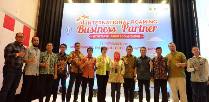 Jajaran Management Telkomsel Area Jabotabek Jabar bersama sepuluh Travel Agent terkemuka di wilayah Jabotabek yang sudah bergabung dalam konsep kerja sama kemitraan Travel Agent sebagai mitra reseller layanan International Roaming Telkomsel, (22/11). 