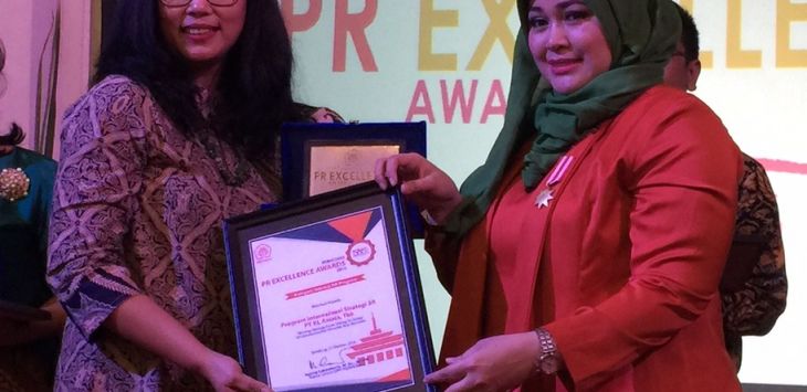 Sr. Manager CSR dan Comm. Service XL, Anita Avianty menerima penghargaan PR Excellent Awards 2016 dari Perhimpunan Hubungan Masyarakat Indonesia ( Perhumas) di Bandung.