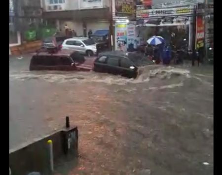 Mobil Kijang dan Avanza terseret arus banjir bandang pagarsih Kota Bandung