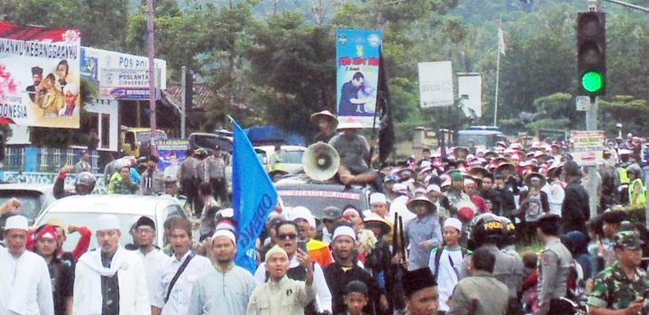 Ribuan muslim asal Ciamis demo ke Jakarta dengan berjalan kaki. 