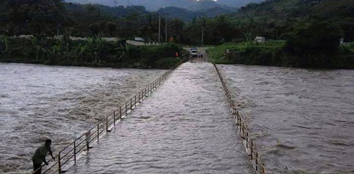 Sungai Citarum meluap tenggelamkan jembatan penghubung KBB dengan cianjur. 