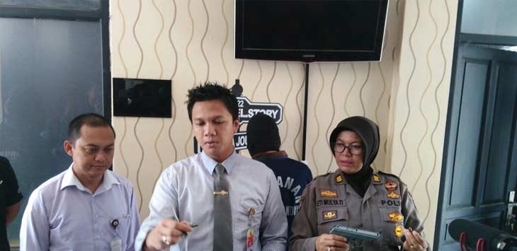 Kasat Reksrim Polres Bandung AKP Niko NAP, SH,SIk,MH menunjukkan barang bukti kejahatan yang dilakukan dua tersangka dalam aksinya di Jl Raya Terusan Kopo di SPBU 34-40223, Desa Margahayu Selatan, Kecamatan Margahayu, Kabupaten Bandung.
