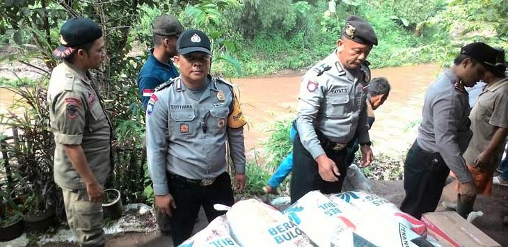 Suasana kerjabakti Polsek Ibun bersama Satpol PP dan warga.