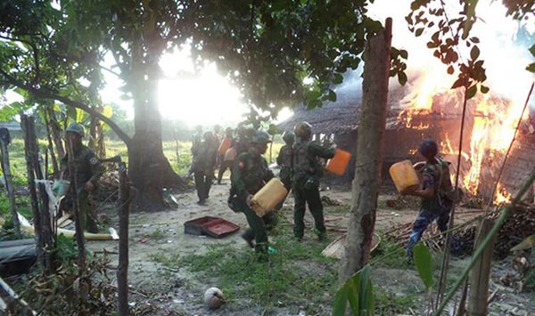 Foto ini dirilis oleh Angkatan Bersenjata Myanmar pada 13 November lalu dengan informasi menyatakan tentara sedang memadamkan api yang membakar rumah warga di Rakhine. Foto: MYANMAR ARMED FORCES/AFP
