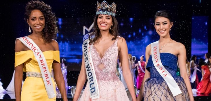 Miss World 2016 Stephanie del Valle dari Puerto Rico (tengah) berpose bersama juara kedua dari Republik Dominik Yaritza Miguelina Reyes Ramírez, dan Natasha Manuella Halim