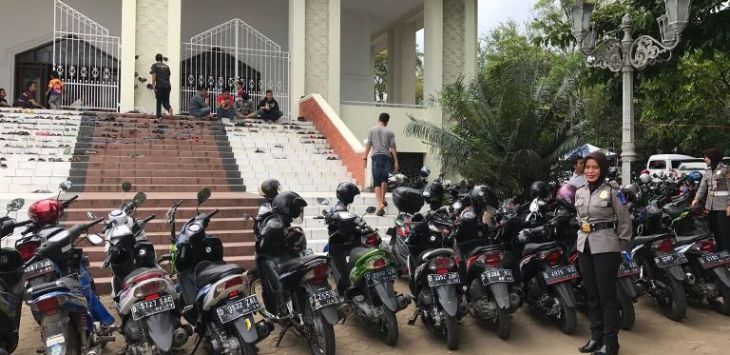 Polwan jajaran Polres Bandung melaksanakan pengamanan dan pengaturan di masjid di berbagai titik, Jumat (30/12/2016). Foto: Dok.Polres Bandung