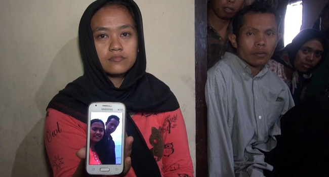 Istri Tasroh, korban pembunuhan di Polomas Jakarta menunjukan foto saat bersama suaminya almarhum.