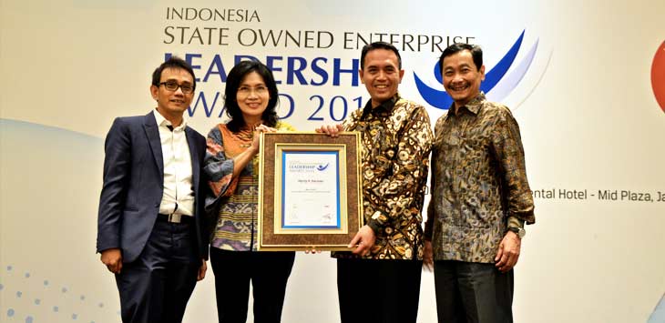 CHCO Telkom Herdy Rosadi Harman (kedua kanan) didapuk Best CHCO 2016 di Jakarta, Kamis (22/12/2016), dengan salah satu jurinya adalah Dosen IPMI International Business School/eks CEO XL Hasnul Suhami. (Foto: Telkom)