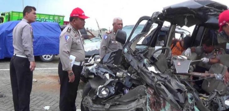 Kondisi mobil Luxio ringsek usai menabrak truk tronton di Tol Cipali. (Asep Kurnia/ Radar Cirebon)