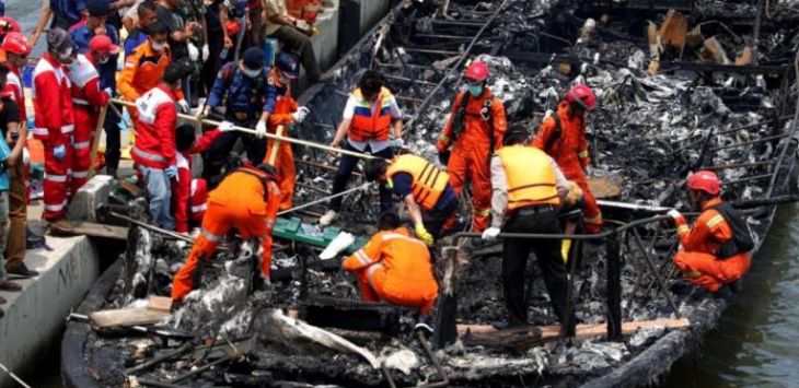 Evakuasi mayat korban kapal wisata Zahro Express dan sebanyak 20 Kantong Jenazah Dibawa Keluar dari Kapal Wisata yang Terbakar di 1 mil dari pelabuhan Kali Adem Muara Angke Jakarta Utara. Foto: Puguh Sujiatmiko/Jawa Pos