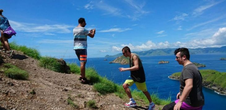 Valentino Rossi saat di puncak Pulau Padar. (Nany Widjaja/Jawapos)