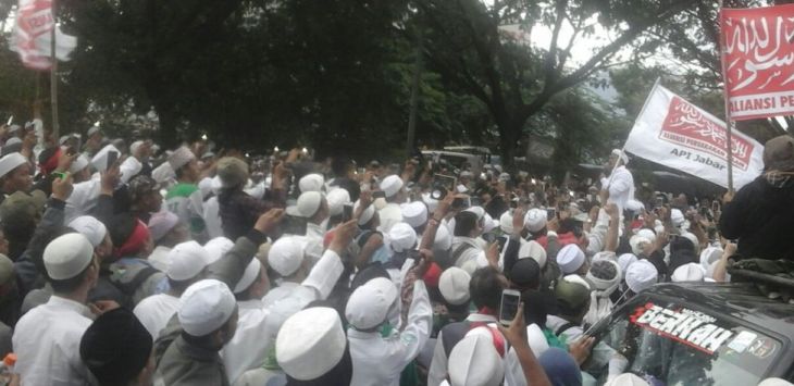 Laskar FPI mengawal Habib Rizieq. (Instagram)